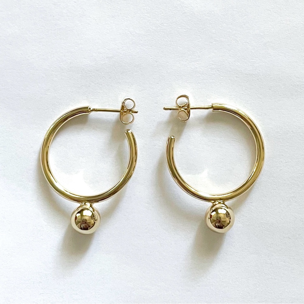 minimalist hoop earrings 🌼